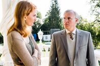 Hubert ohne Staller – Die Ex-Eheleute Julia Feind (Silke Franz, l.) und Dr. Wilfried Feind (Arthur Klemm, r.) haben immer noch Streit.
