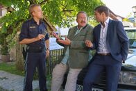 Die Rosenheim-Cops – Die Rosenheimer Kommissare fassen erste Ermittlungsergebnisse zusammen: Polizist Michi Mohr (Max Müller), Kommissar Korbinian Hofer (Joseph Hannesschläger) und Kommissar Sven Hansen (Igor Jeftic).