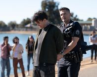 The Rookie – Nach einer rasanten Fahrt in einem Stausee wird der Influencer Tulsa Braden (Jack Martin, l.) von Officer Tim Bradford (Eric Winter, r.) festgenommen. Trotz der gefährlichen Aktion zeigt sich die fragwürdige Internetikone kaum einsichtig und wirkt wenig reflektiert über sein Verhalten.