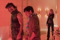 Future Man – v.l.n.r.) Wolf (Derek Wilson); Josh Futturman (Josh Hutcherson); Achilles (Eliza Coupe)