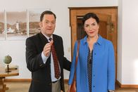 Die Rosenheim-Cops – Der Gantinger Bürgermeister Karl Schretzmayer (Jürgen Tonkel, l.) will Miriam Stockl (Marisa Burger, r.) abwerben, da er auf der Suche nach einer neuen Sekretärin ist.