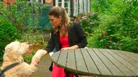 Rote Rosen – Währenddessen drückt sich Valerie (Maike Johanna Reuter m.) erneut vor ihren Mutterpflichten.