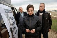 Tatort – Alexander Geyda (Tom Schilling) ist ein führender Kopf der Anti-Gentechnik-Szene. (hinten v.l) Freddy Schenk (Dietmar Bär) und Max Ballauf (Klaus J. Behrendt)