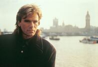 MacGyver – Am Ufer der Themse wartet MacGyver (Richard Dean Anderson) auf die Übergabe der Geisel ...