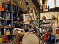 Hop - Osterhase oder Superstar? – Osterhase oder Superstar? Diese Frage stellt sich für das junge Langohr E.B., dessen Vater, der legendäre Osterhase, gerne von seinem Amt zurücktreten möchte, während E.B. lieber als Musiker in die Geschichte eingehen würde.
