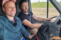 Einfach Retour – Jan Fitze (l.) mit tierischer Mitfahrgelegenheit bis Paris