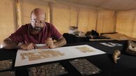 Das Zeitalter der großen Pyramiden – Der Ägyptologe Pierre Tallet hat einzigartige, 4.500 Jahre alte Papyri entdeckt. Sie geben Einblicke in die Arbeit an der Cheops-Pyramide.
