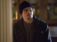 Homeland – Weiß nun, dass Dar Adal ein doppeltes Spiel spielt, sucht ihn auf und kann mittels einer Telefonabhöranlage herausfinden, wo sich Dar Adals Auftragskiller Belli aufhält: Quinn (Rupert Friend) ...