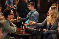 The Big Bang Theory – Leonard (Johnny Galecki, l.) und Penny (Kaley Cuoco, r.) versuchen, Zeit miteinander zu verbringen, während Sheldon seine Angst vor Vögeln überwinden muss ....