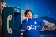 Neo Ragazzi – YouTube-Star und Comedienne "Selfiesandra" mit dem perfekten Outfit für ihren Besuch bei "Neo Ragazzi"