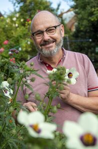 Garten und lecker – Die fünfte Folge führt uns in die älteste Gemeinde der Südpfalz. Rheinzabern wurde als „Tabernae“ von den Römern gegründet. Hier pflegt Peter Hamburger mit seinem Mann Roland Häfele ein Schlaraffenland für Vögel und Insekten. Bei der Arbeit in diesem Garten voller Blumen, Kräuter und Gemüse stoßen die beiden immer wieder auf Spuren der römischen Siedler.
