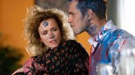 Das Begräbnis – Lola (Adina Vetter) gefällt die künstlerische Traumabewältigung von Kevin (Enno Trebs).