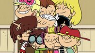 Willkommen bei den Louds – Vorne, l-r: Lynn, Lisa, Lola, Lana. Hinten, l-r: Leni, Lincoln, Luan, Lucy, Lori