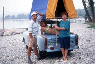 Go Trabi Go – Udo Struutz (Wolfgang Stumph, l.), Tochter Jacqueline (Claudia Schmutzler, M.) und Ehefrau Rita (Marie Gruber, r.) haben ihr Urlaubsziel Italien endlich erreicht.