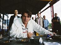 Layer Cake – Ein Kokaindealer soll einen Deal über eine Million Ecstasypillen mit Duke (Jamie Foreman) abwickeln, der genau der Kategorie unberechenbarer Gangster angehört, die der Namentlose sonst möglichst meidet ...