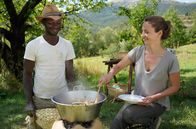 Zu Tisch ... – Zu Tisch Provenzalische Voralpen – Frankreich Pierre Koffi Alanda und Cosima Jentzsch kochen Gboma Gnagna. Copyright: SRF/Berlin Producers Media/Frederik Klose-Gerlich