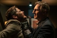 Montagskino im ZDF: Memory - Sein letzter Auftrag – Auftragskiller Alex Lewis (Liam Neeson, r.) bei der Arbeit. Sein Opfer ist der Bauunternehmer Ellis Van Camp (Scot Williams).
