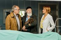 Rentnercops – Klaus Schmitz (Hartmut Volle, l.) und Reinhard Bielefelder (Bill Mockridge, M.) bringen "Kalles" Hund "Yoda" mit in die Rechtsmedizin zu Dr. Schmidt (Helene Grass, r.).
