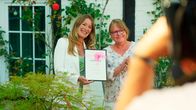 Rote Rosen – Carla (Maria Fuchs l.) wird für ihre Verdienste um Katharina ausgezeichnet.