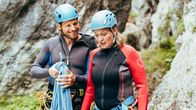 Die Bergretter – Der Sprung ins kalte Wasser ist für Emilie (Stefanie von Poser) eine Herausforderung. Doch mit Markus (Sebastian Ströbel) an ihrer Seite kann nichts schiefgehen.