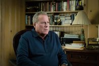 Elementary – Als ihm klar wird, dass er seine Stieftochter verletzt, weil er, ohne sie gefragt zu haben, eine Kriminovelle über ihre und Holmes' Arbeit schreibt, versucht Henry (John Heard) sich bei Joan zu entschuldigen ...