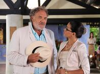 Das Traumhotel – Die Hotelangestellte Bea (Fernanda Brandao) ahnt nicht, dass sie in ihrem neuen Gast ihren Chef Markus Winter (Christian Kohlund) vor sich hat.