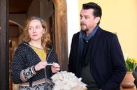 Steirerwut – Chefermittler Sascha Bergmann (Hary Prinz) nimmt Lotte (Brigitte Hobmeier) ins Visier.