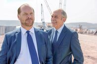 Gestern – Der Minister (Féodor Atkine, re.) lädt Victor (Vlad Ivanov, li.) zum Essen ein.