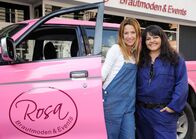 Einfach Rosa - Die Hochzeitsplanerin – Chaotische Romantikerin trifft strukturiert handelnde Praktikerin: Rosa (Alexandra Neldel, links) und Meral (Sara Fazilat) werden ein Team.