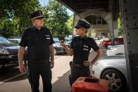 Notruf Hafenkante – Franzi (Rhea Harder-Vennewald, r.) und Hans (Bruno F. Apitz, l.) wundern sich: Der Geldbeutel, der beim Einbruch in die Wohnung der Kramers gestohlen wurde, ist samt vollständigem Inhalt ganz in der Nähe der Wohnung entsorgt worden.