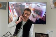 SOKO Kitzbühel – Roland Tummler (Heiko Ruprecht) hat seine Freunde zu einem komplizierten Ratespiel eingeladen und gibt Anweisungen.