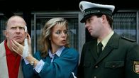 Der Landarzt – Der Schwindel droht aufzufliegen. Nun haben Fräulein Ilona (Heidi Mahler, M.) und Dröge (Lutz Mackensy, l.) einigen Ärger mit einem Polizisten (Kai Adler, r.).