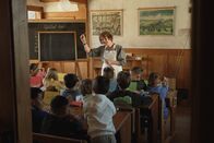 Kulturplatz – Blick in historisches Klassenzimmer mit Lehrerin und Schüler:innen beim Unterricht