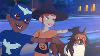 Lassie – Harvey, Zoé und Lassie gehen verkleidet als Superadler, Hexe und Werwolf an Halloween auf die Süßes-oder-Saures-Tour.