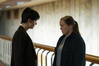 neoriginal: Serial Cleaner – Claudia Steiner (Dārta Daneviča, l.) begegnet Antonia Demirs (Jana Julia Roth, r.) neuer Spur im Fall Karanz mit deutlicher Skepsis
