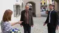 Watzmann ermittelt – Anna Herzog (Barbara Maria Messner, l.) beschuldigt Kofler (Roland von Kummant, r.) vor Beissl (Andreas Giebel, M.) des Mordes an ihrem Mann.