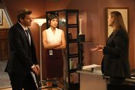 Bones - Die Knochenjägerin – Brennan (Emily Deschanel, r.) will nicht zulassen, dass Cam (Tamara Taylor) alleine in den Iran reist und so erklärt sich Booth (David Boreanaz) bereit, Cam auf der Suche nach Arastoo zu begleiten.