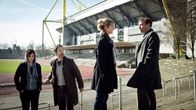 Tatort – Alte Freunde am Stadion: Die Kommissare Nora Dalay (Aylin Tezel), Peter Faber (Jörg Hartmann) und Martina Bönisch (Anna Schudt) treffen sich mit Jonas Zander (Thomas Arnold) (v.l.n.r.), der heute als Arzt in der JVA arbeitet.