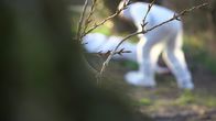 Täterjagd – Die Leiche der Jugendlichen liegt in einem Straßengraben, nur wenige Hundert Meter von ihrem Elternhaus entfernt. Sie wird ohne Schuhe und nur mit einem Schlafanzug bekleidet aufgefunden.
