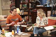 The Big Bang Theory – Penny (Kaley Cuoco, r.) lädt ihre Freunde zu einer Weinverkostung ein. Sheldon (Jim Parsons, l.) lehnt ab, weil er keinen Wein mag und Bernadette darf als Schwangere keinen Wein trinken. Die anderen sind jedoch begeistert und wollen sie begleiten; mit ungeahnten Folgen ...