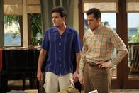 Two and a Half Men – Wollen Judith wieder los werden: Charlie (Charlie Sheen, l.) und Alan (Jon Cryer, r.) ...