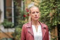 SOKO Donau – Gruppeninspektorin Penny Lanz (Lilian Klebow) beobachtet Stefan Pointner (Wowo Habdank), der sich heimlich mit Miriam Koslik (Doris Hindinger), seiner Geliebten trifft, weil er denkt, dass sie etwas mit der Entführung seines Sohnes zu tun hat.