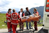 Der Bergdoktor – Susanne (Natalie O'Hara) wurde bei einem Unfall schwer verletzt (2.v.r.: Hans Sigl).