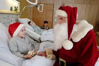 Frühling – Pfarrer Sonnleitner (Johannes Herrschmann, r.) besucht den schwerkranken Tim (Louis Veronik, l.), der Weihnachten in der Klinik verbringen muss.