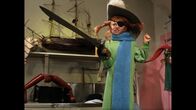 Astrid Lindgren:: Pippi Langstrumpf – Beim Kramen nach den Winterpullovern findet Pippi (Inger Nilsson) auch einige Seeräuberutensilien, die sie gleich anprobieren muss.