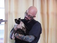 Der Katzenflüsterer – Jackson Galaxy holds Precious the cat.