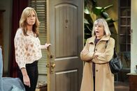 Mom – Bonnie (Allison Janney, l.); Marjorie (Mimi Kennedy, r.)