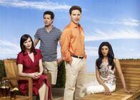 Royal Pains – (v.li.): Jill Casey (Jill Flint), Evan Lawson (Paulo Costanzo), Dr. Hank Lawson (Mark Feuerstein) und Divya Katdare (Reshma Shetty) sind für die Gesundheit der Menschen in den Hamptons verantwortlich.