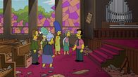 Die Simpsons – Typisch Springfield-Polizei: Nachdem Chief Wiggum eine Lieferung zu Unrecht annimmt, muss Marge (M.) mit dem Kirchgemeinderat Geld sammeln ...