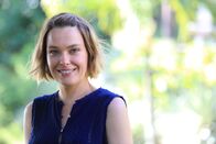 Death in Paradise – Martha (Sally Bretton) genießt die Urlaubsromanze mit Humphrey, doch bald muss sie wieder zurück nach England. Ihr romantischer Urlaub wird jedoch von einem Mord in ihrem Hotel unterbrochen.